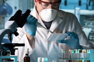 Mitarbeiter im Pharma-Labor